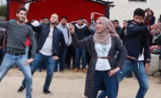 فيديو فتيات جامعيات يرقصن الدبكة الفلسطينية على اغنية محمد عساف (يا حلالي يا مالي)  صورة رقم 1