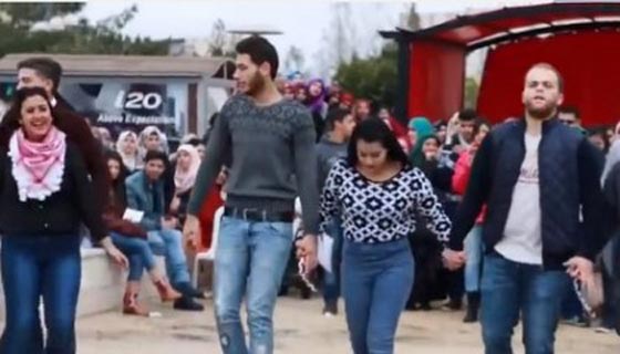 فيديو فتيات جامعيات يرقصن الدبكة الفلسطينية على اغنية محمد عساف (يا حلالي يا مالي)  صورة رقم 2