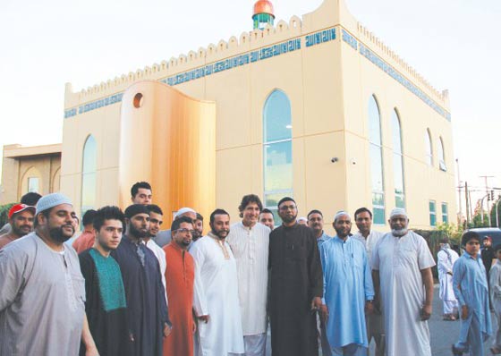 رئيس الوزراء الكندي جاستن ترودو يصلي المغرب بمسجد الجماعة.. شاهد صورة رقم 6 رئيس الوزراء الكندي جاستن ترودو يصلي المغرب بمسجد الجماعة.. شاهد صورة رقم 6