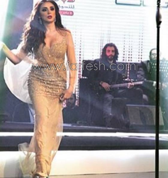 الجمهور بين معجب ورافض لـ (قبلة انغام) لفنان العرب محمد عبده صورة رقم 6
