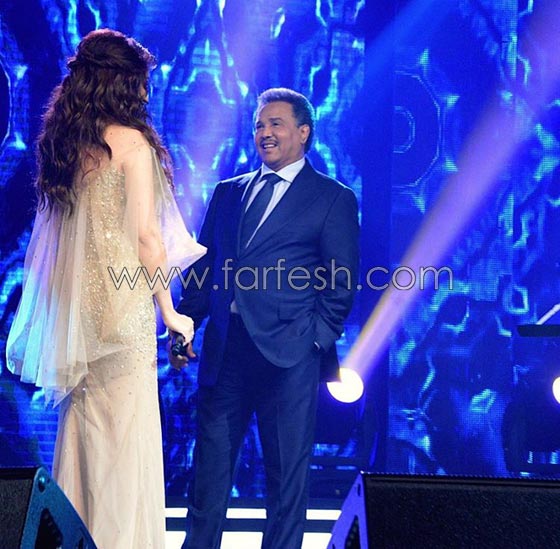 الجمهور بين معجب ورافض لـ (قبلة انغام) لفنان العرب محمد عبده صورة رقم 2