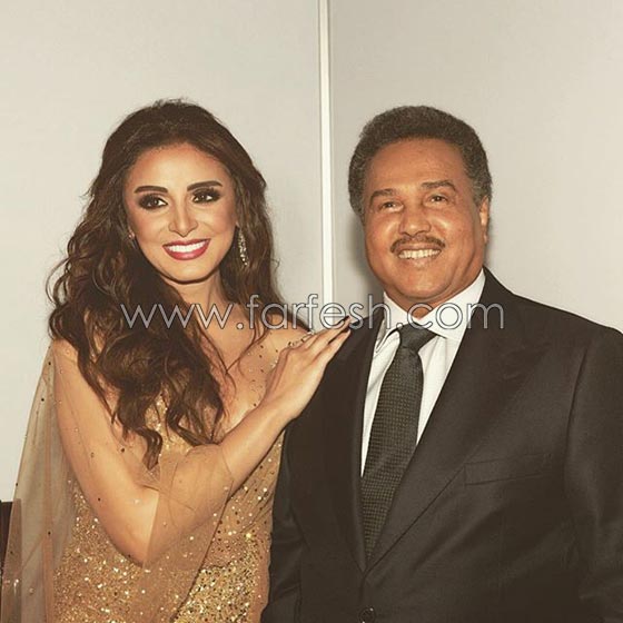 الجمهور بين معجب ورافض لـ (قبلة انغام) لفنان العرب محمد عبده صورة رقم 4