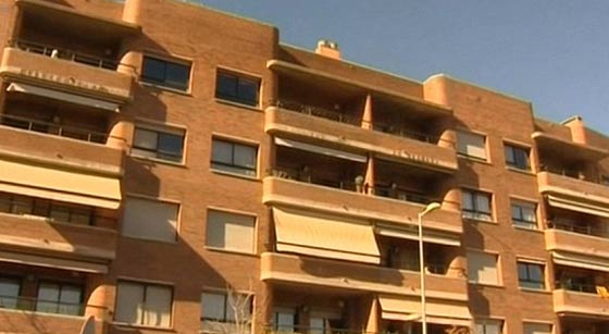 لم يصدق الزوجان ان ابنهما مات.. فاقاما مع جثته المتعفنة شهرين صورة رقم 5