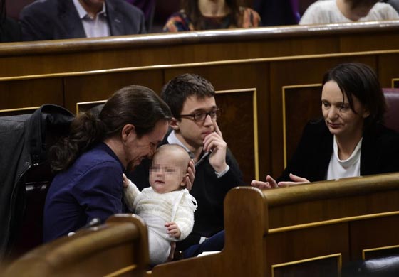 طرائف برلمانية.. نائبة اسبانية ترضع طفلها وسط دهشة زملائها صورة رقم 7 طرائف برلمانية.. نائبة اسبانية ترضع طفلها وسط دهشة زملائها صورة رقم 7