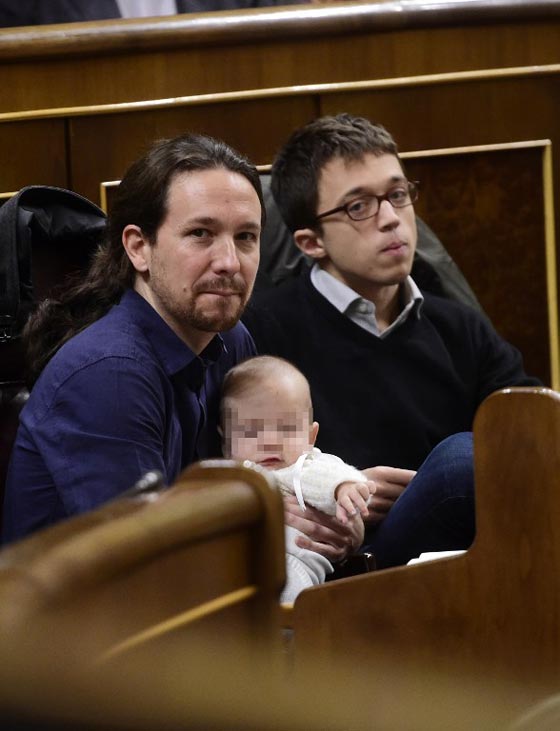 طرائف برلمانية.. نائبة اسبانية ترضع طفلها وسط دهشة زملائها صورة رقم 8 طرائف برلمانية.. نائبة اسبانية ترضع طفلها وسط دهشة زملائها صورة رقم 8