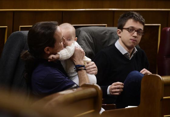 طرائف برلمانية.. نائبة اسبانية ترضع طفلها وسط دهشة زملائها صورة رقم 9 طرائف برلمانية.. نائبة اسبانية ترضع طفلها وسط دهشة زملائها صورة رقم 9