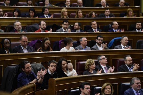 طرائف برلمانية.. نائبة اسبانية ترضع طفلها وسط دهشة زملائها صورة رقم 4 طرائف برلمانية.. نائبة اسبانية ترضع طفلها وسط دهشة زملائها صورة رقم 4