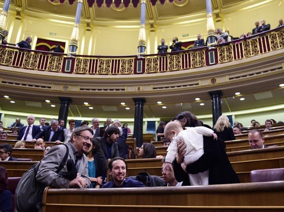 طرائف برلمانية.. نائبة اسبانية ترضع طفلها وسط دهشة زملائها صورة رقم 2 طرائف برلمانية.. نائبة اسبانية ترضع طفلها وسط دهشة زملائها صورة رقم 2