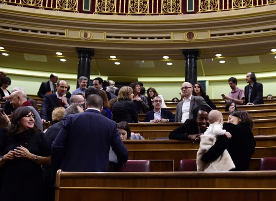 طرائف برلمانية.. نائبة اسبانية ترضع طفلها وسط دهشة زملائها صورة رقم 3 طرائف برلمانية.. نائبة اسبانية ترضع طفلها وسط دهشة زملائها صورة رقم 3