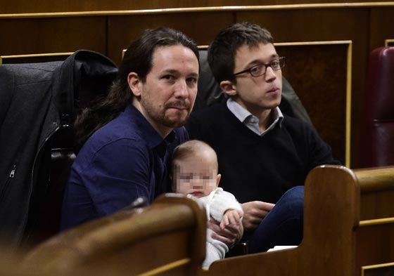 طرائف برلمانية.. نائبة اسبانية ترضع طفلها وسط دهشة زملائها صورة رقم 11 طرائف برلمانية.. نائبة اسبانية ترضع طفلها وسط دهشة زملائها صورة رقم 11