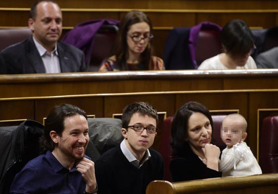 طرائف برلمانية.. نائبة اسبانية ترضع طفلها وسط دهشة زملائها صورة رقم 12 طرائف برلمانية.. نائبة اسبانية ترضع طفلها وسط دهشة زملائها صورة رقم 12