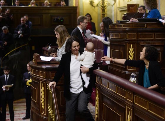 طرائف برلمانية.. نائبة اسبانية ترضع طفلها وسط دهشة زملائها صورة رقم 13 طرائف برلمانية.. نائبة اسبانية ترضع طفلها وسط دهشة زملائها صورة رقم 13