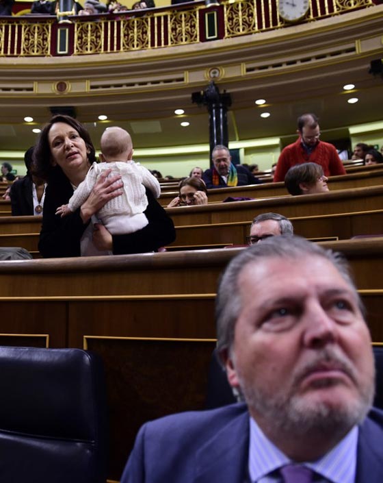 طرائف برلمانية.. نائبة اسبانية ترضع طفلها وسط دهشة زملائها صورة رقم 14 طرائف برلمانية.. نائبة اسبانية ترضع طفلها وسط دهشة زملائها صورة رقم 14
