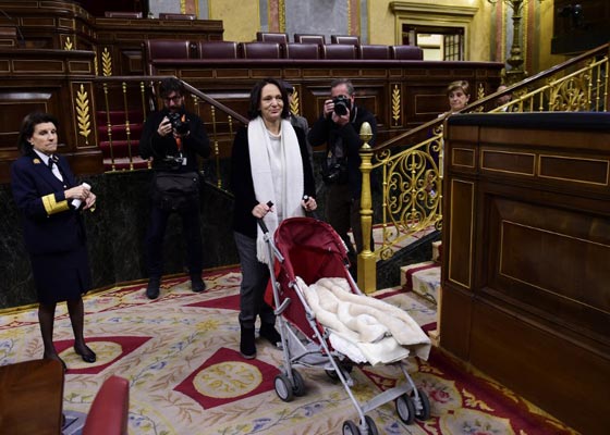 طرائف برلمانية.. نائبة اسبانية ترضع طفلها وسط دهشة زملائها صورة رقم 16 طرائف برلمانية.. نائبة اسبانية ترضع طفلها وسط دهشة زملائها صورة رقم 16