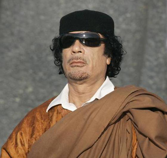 اكثر من صورة للقذافي.. في احداها يفر الى جهنم ويكشف عن وجهه الحاقد صورة رقم 1