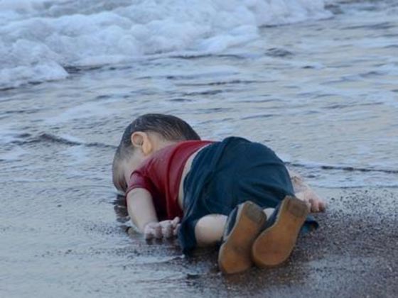 شارلي ايبدو تعلن عداءها للطفل ايلان.. لوعاش لاصبح متحرش!! صورة رقم 2