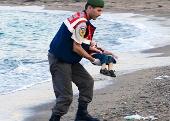 شارلي ايبدو تعلن عداءها للطفل ايلان.. لوعاش لاصبح متحرش!! صورة رقم 5