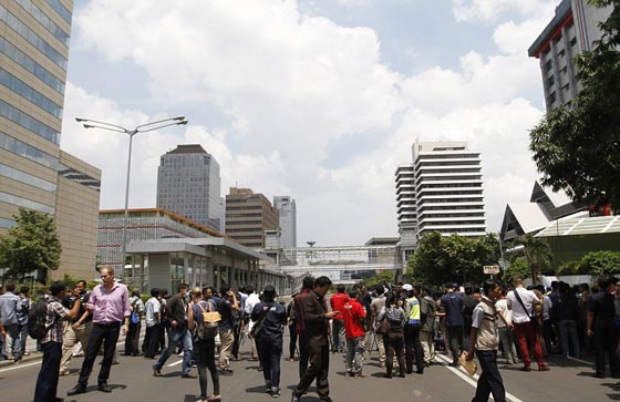 جاكرتا تشهد عدة انفجارات.. احدها قرب مكتب الامم المتحدة صورة رقم 9