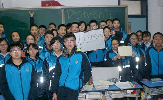 مؤثر.. هكذا تحققت امنية طفل مقبل على الموت بنيل الشهرة في الصين صورة رقم 12 مؤثر.. هكذا تحققت امنية طفل مقبل على الموت بنيل الشهرة في الصين صورة رقم 12