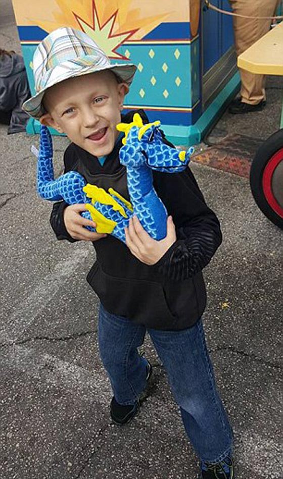 مؤثر.. هكذا تحققت امنية طفل مقبل على الموت بنيل الشهرة في الصين صورة رقم 5 مؤثر.. هكذا تحققت امنية طفل مقبل على الموت بنيل الشهرة في الصين صورة رقم 5