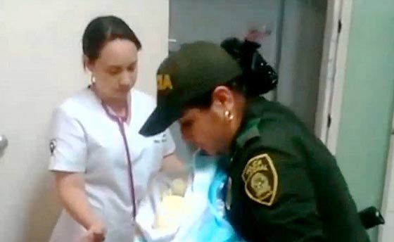 شرطية تنقذ حياة رضيعة تركتها والدتها في غابة عبر ارضاعها صورة رقم 2 شرطية تنقذ حياة رضيعة تركتها والدتها في غابة عبر ارضاعها صورة رقم 2