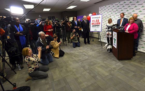  اشترى بطاقة يانصيب خوفا من غضب زوجته فربح 528 مليون دولار صورة رقم 8