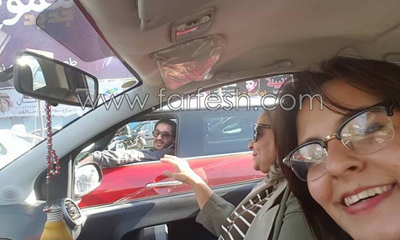 صور احمد حلمي الفنان المتواضع ينفذ طلب معجبة عطلت حركة السير لالتقاط صورة سيلفي معه صورة رقم 3