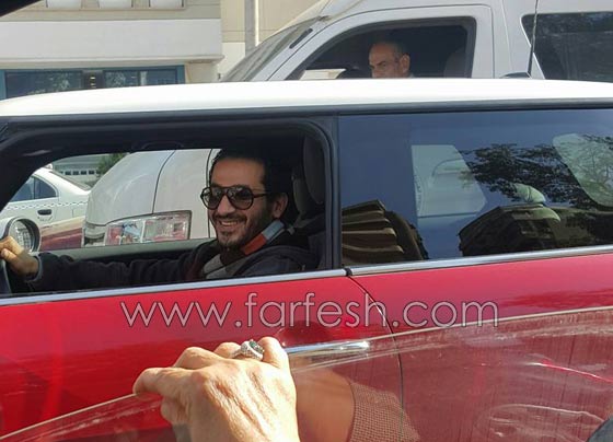 صور احمد حلمي الفنان المتواضع ينفذ طلب معجبة عطلت حركة السير لالتقاط صورة سيلفي معه صورة رقم 1