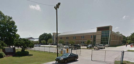 تصرفات بذيئة مع طلاب توقع معلمة امريكية ثالثة في فخ الاعتقال صورة رقم 2