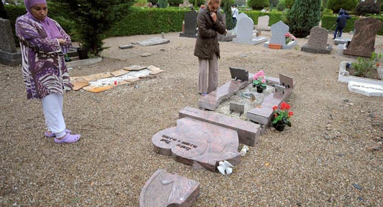  تدنيس وتلطيخ 6 قبور تعود لمسلمين في مقبرة شرقي باريس صورة رقم 1