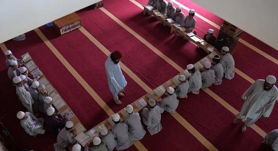 مراهق يقطع يده بمنجل لاعتقاده بانه كافر وزنديق صورة رقم 1