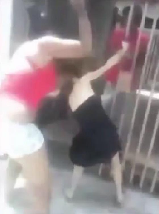 فيديو مؤلم.. شاهد كيف انتقمت امرأة من عشيقة زوجها بلا رحمة صورة رقم 2 فيديو مؤلم.. شاهد كيف انتقمت امرأة من عشيقة زوجها بلا رحمة صورة رقم 2