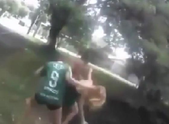 فيديو مؤلم.. شاهد كيف انتقمت امرأة من عشيقة زوجها بلا رحمة صورة رقم 1 فيديو مؤلم.. شاهد كيف انتقمت امرأة من عشيقة زوجها بلا رحمة صورة رقم 1