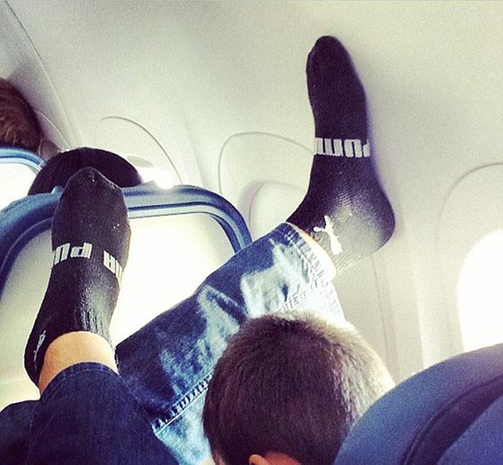 اليكم بعض آداب السلوك في الطائرات.. لا تمشوا حفاة واحذروا الحفاظات صورة رقم 1