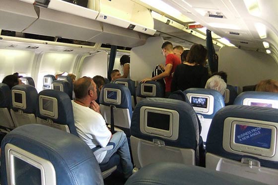 اليكم بعض آداب السلوك في الطائرات.. لا تمشوا حفاة واحذروا الحفاظات صورة رقم 4