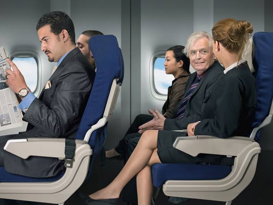 اليكم بعض آداب السلوك في الطائرات.. لا تمشوا حفاة واحذروا الحفاظات صورة رقم 3