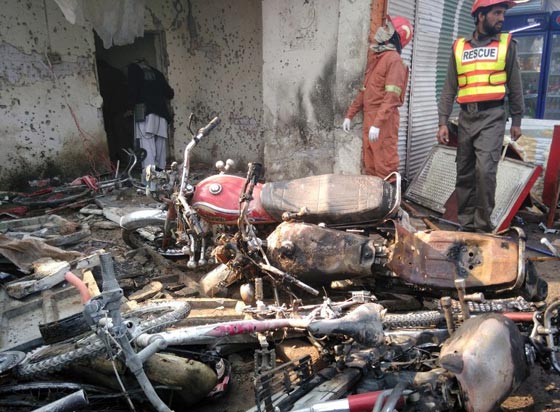 مذبحة في الباكستان.. مقتل واصابة العشرات في هجوم مسلح على جامعة صورة رقم 2 مذبحة في الباكستان.. مقتل واصابة العشرات في هجوم مسلح على جامعة صورة رقم 2