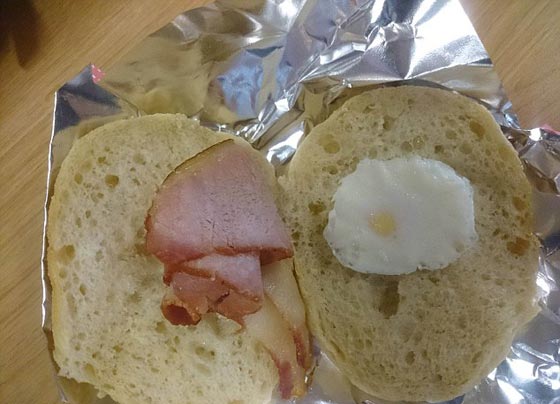 صور امرأة اكتشفت ان الساندوتش الذي اشترته يغرق بالمايونيز بدل اللحم صورة رقم 3