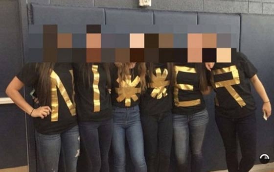  قمصان تحمل عبارات عنصرية تثير موجة غضب بمدرسة امريكية  صورة رقم 1