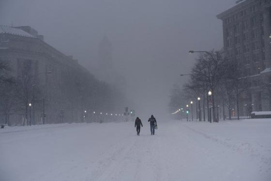 صور عاصفة ثلجية غير مسبوقة توقف الحياة في امريكا صورة رقم 60