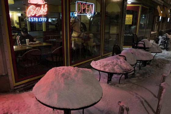 صور عاصفة ثلجية غير مسبوقة توقف الحياة في امريكا صورة رقم 77