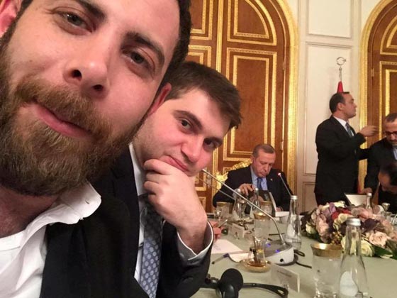 سيلفي مع اردوغان يؤدي للكثير من التبريرات والاعتذارات والمهاترات صورة رقم 1