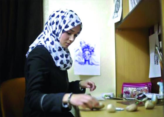 فنانة فلسطينية ترسم قصة المقاومة على الحجارة باعتبارها رمز الانتفاضة صورة رقم 1