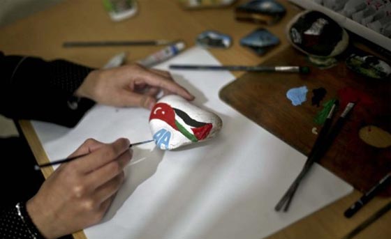 فنانة فلسطينية ترسم قصة المقاومة على الحجارة باعتبارها رمز الانتفاضة صورة رقم 2