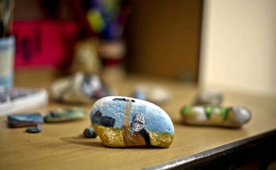 فنانة فلسطينية ترسم قصة المقاومة على الحجارة باعتبارها رمز الانتفاضة صورة رقم 3