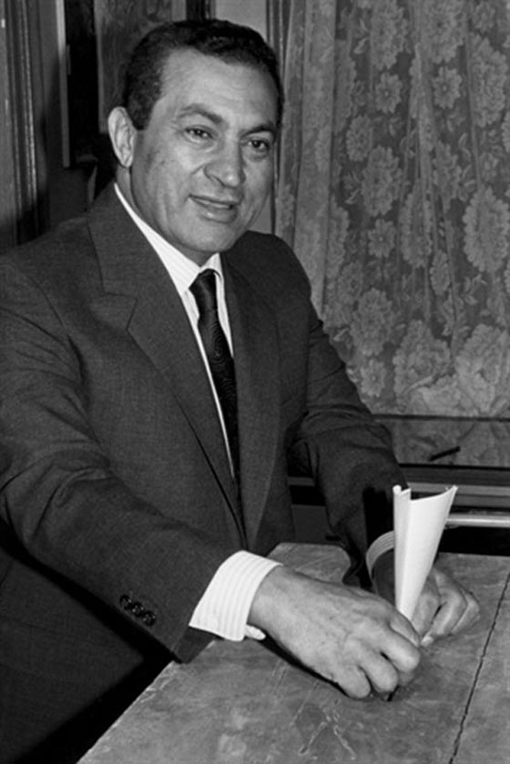 تفاصيل مثيرة عن قصة اسر حسني مبارك لدى دولة عربية وربطه بجذع نخلة صورة رقم 6 تفاصيل مثيرة عن قصة اسر حسني مبارك لدى دولة عربية وربطه بجذع نخلة صورة رقم 6