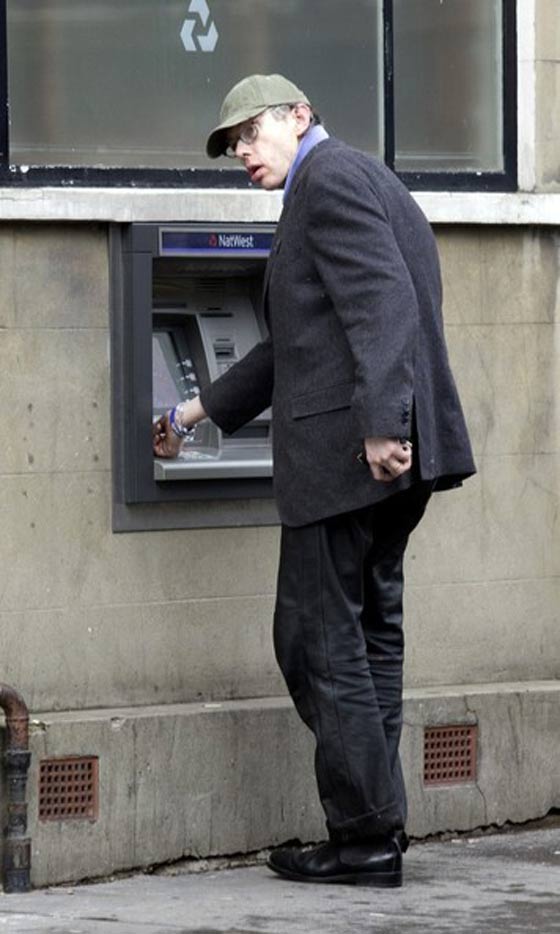 الثروة الطائلة جعلته مدمنا على المخدرات واموال العالم لم تنقذه من الادمان صورة رقم 9