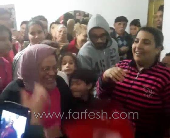 ستار اكاديمي 11: فيديو حنان الخضر تبكي بعد خروجها وفانز نسيم رايسي يحتفلون في بيته صورة رقم 13
