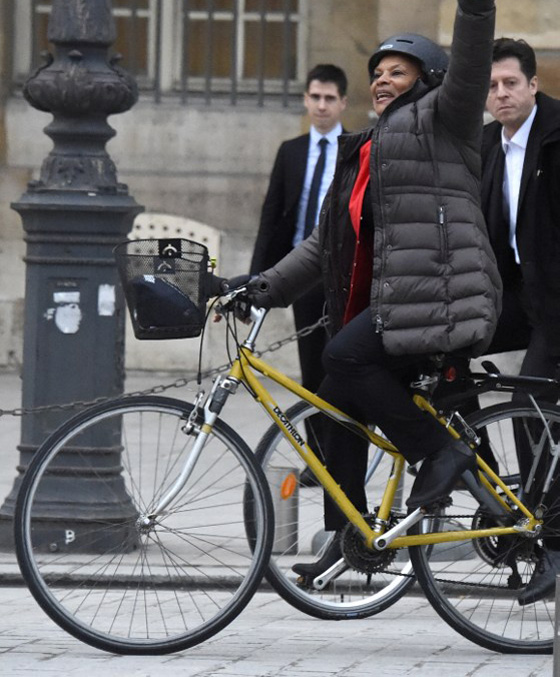 صور وزيرة  القضاء الفرنسي توبيرا تودع وزارتها بابتسامة ودراجة صورة رقم 1