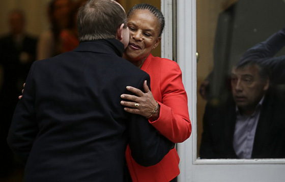 صور وزيرة  القضاء الفرنسي توبيرا تودع وزارتها بابتسامة ودراجة صورة رقم 2